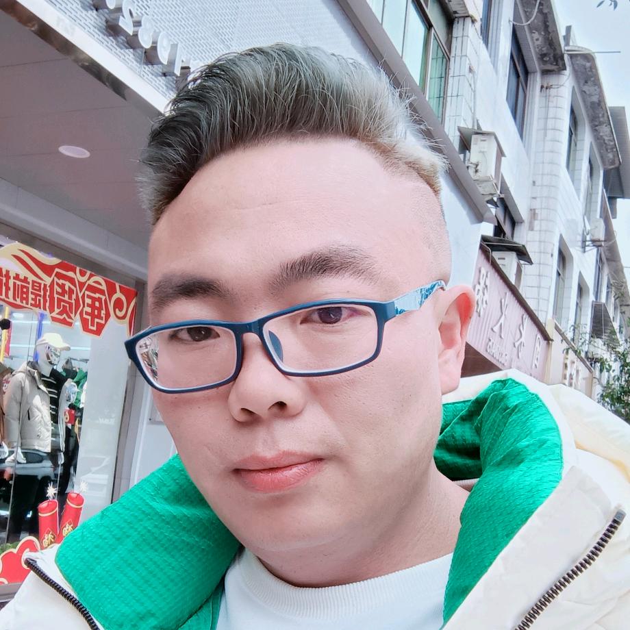 夕阳染红的街道