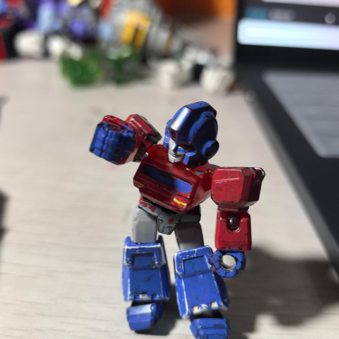 讲变形金刚故事的男孩