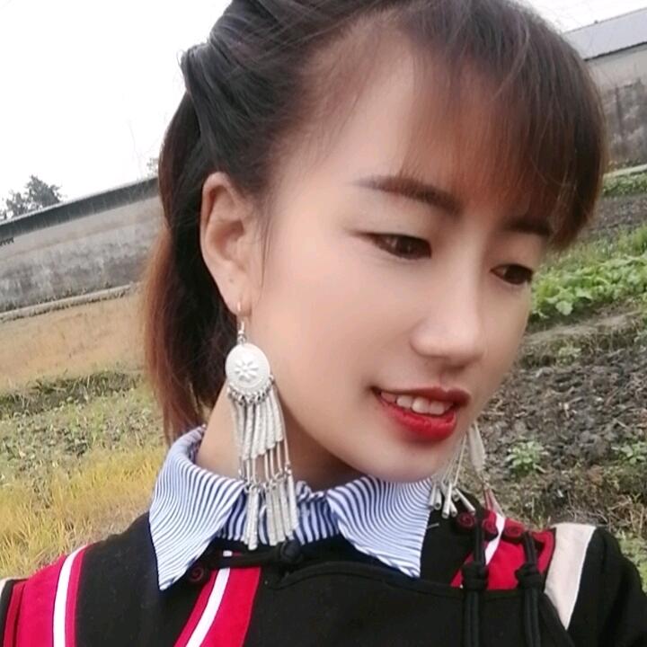 彝佳姑娘。