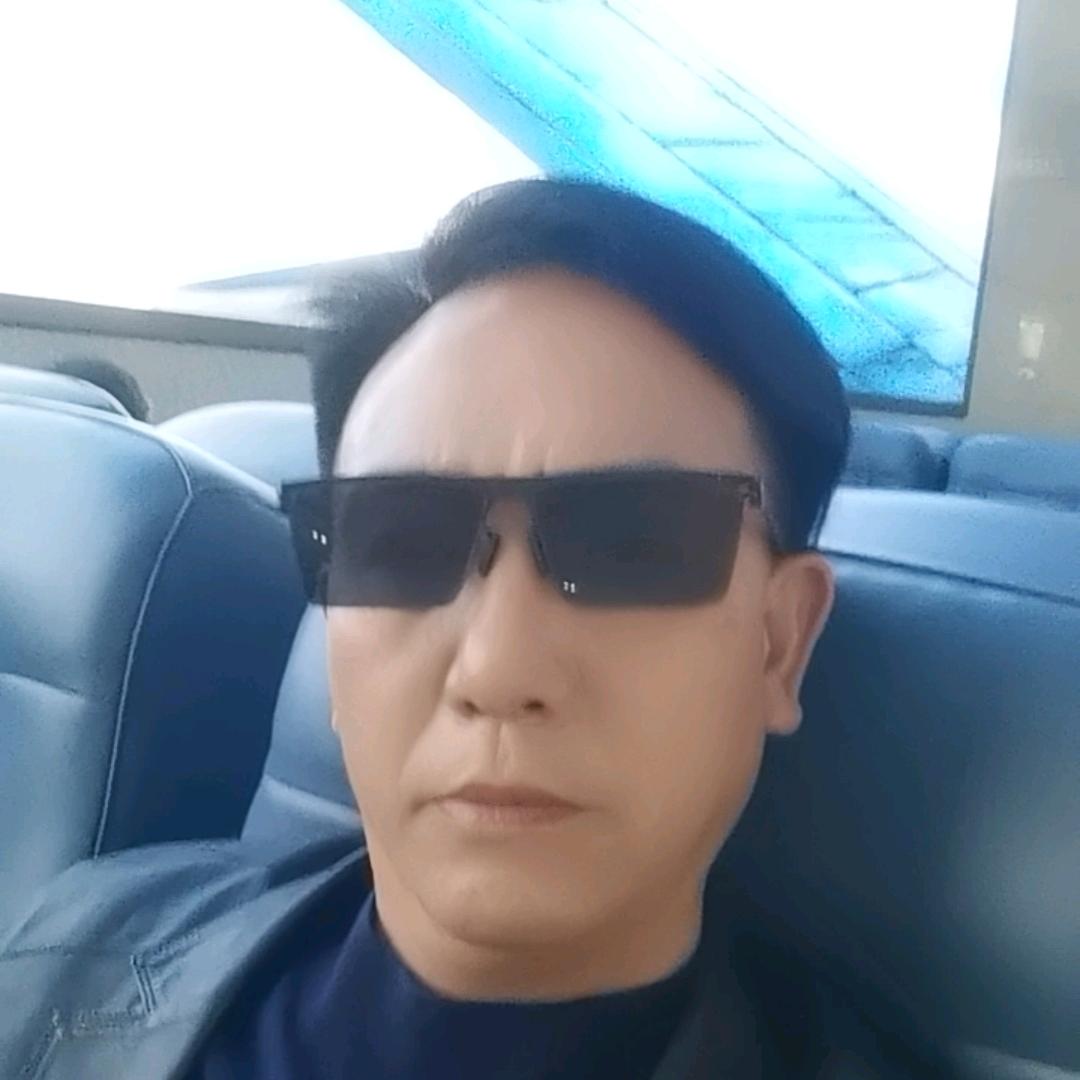 雄鹰展翅