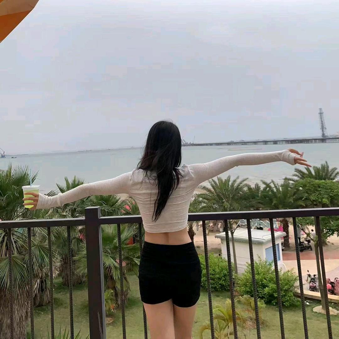 黄黄.