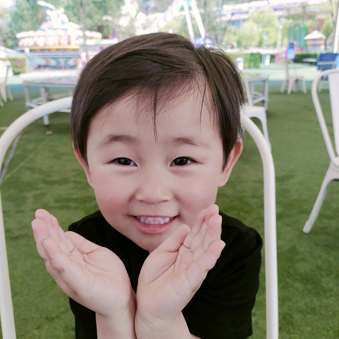 微笑不能抹去心里的忐忑