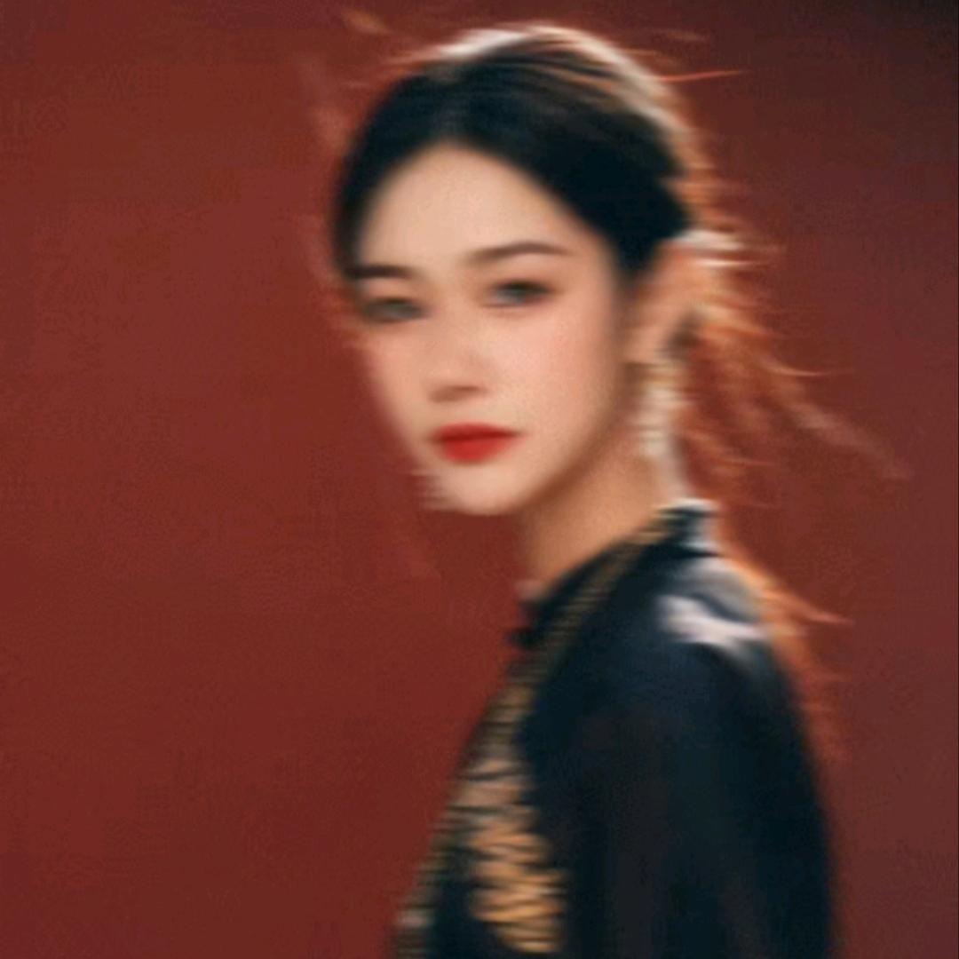 八月。