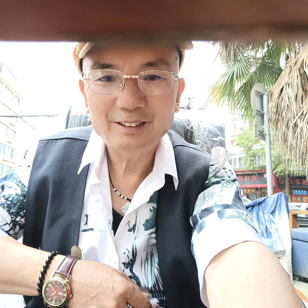 我是南充营山人名叫魏砖头，现，在成都