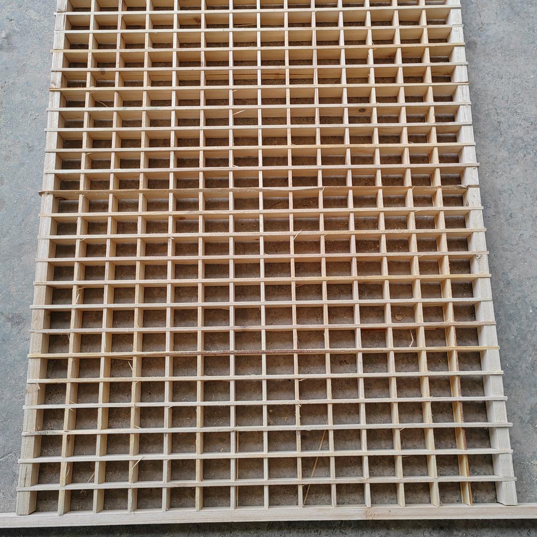 龙耀装饰，专业生产木制方格簇，