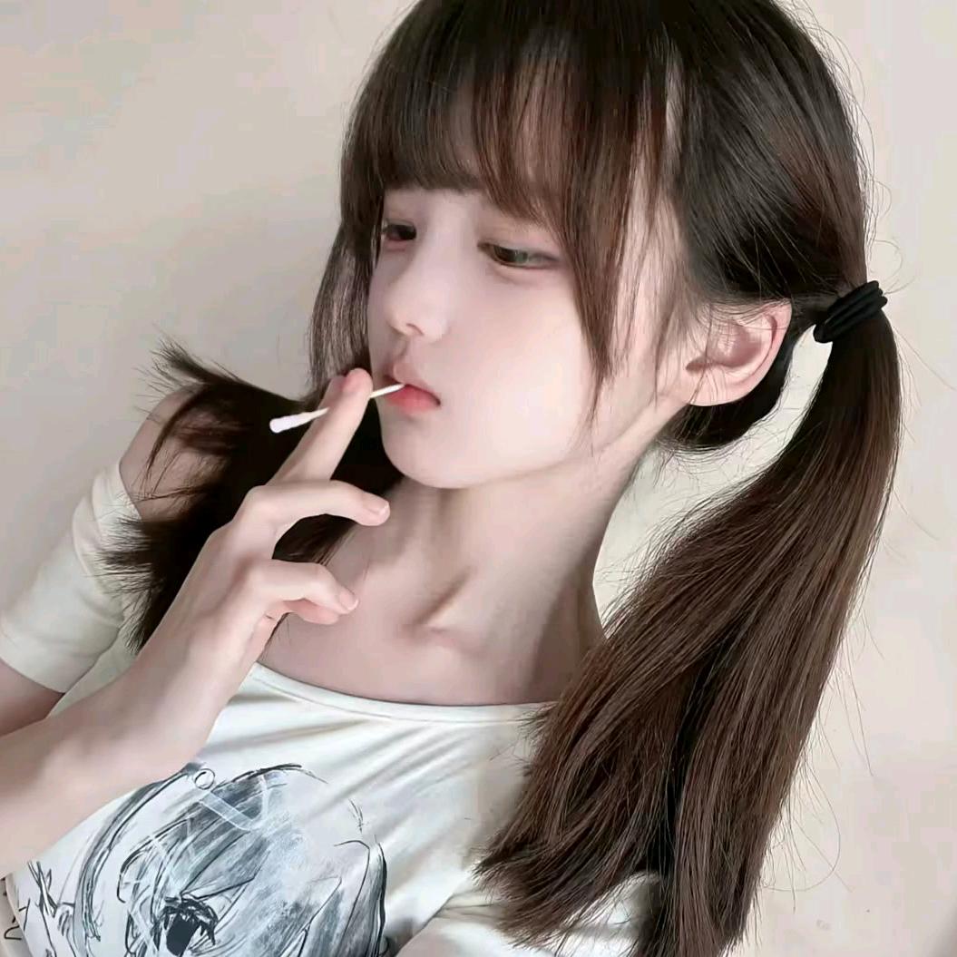 她总爱捂脸笑