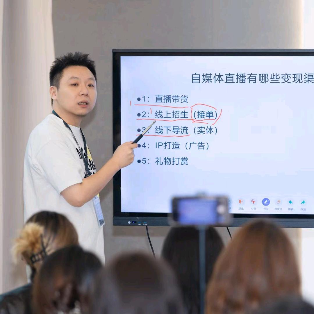 化妆师运营策划师-阿宇