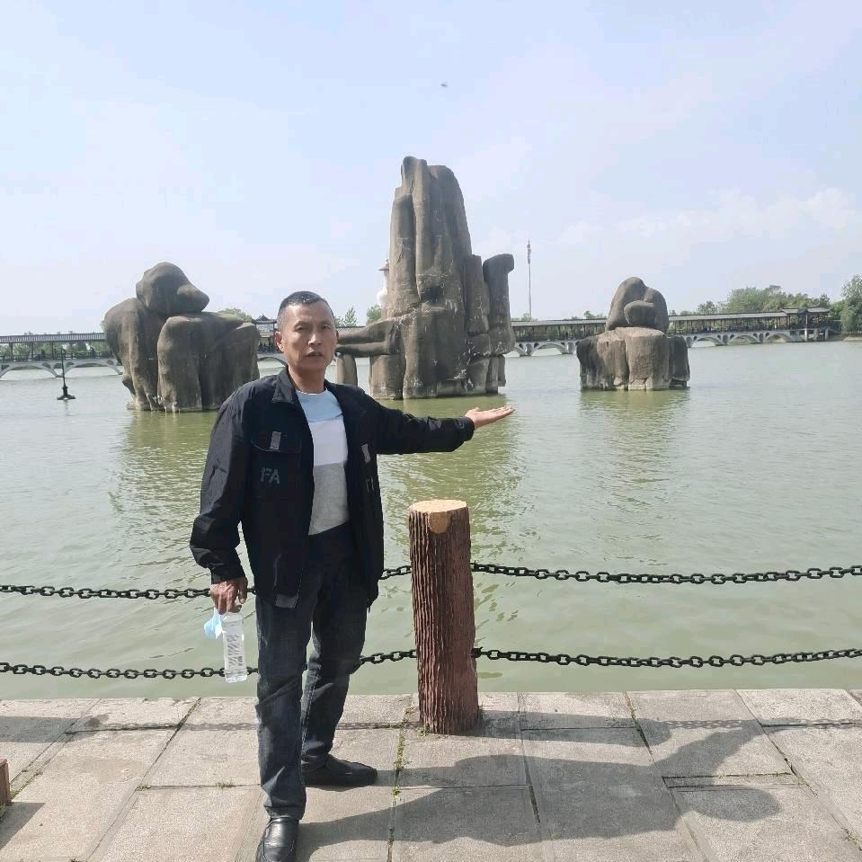 爱美人，更爱江山。