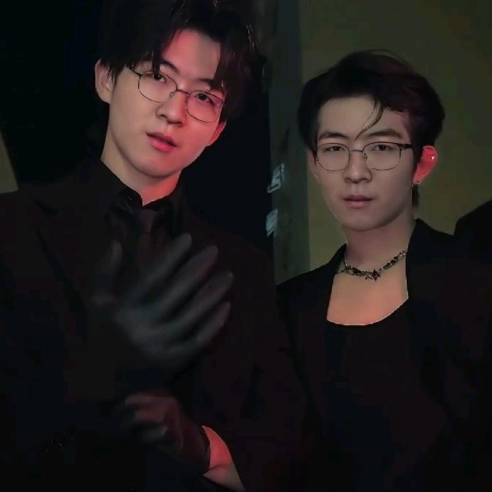 孪生兄弟：弟吴奇隆：兄吴奇杰