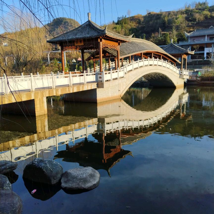 路灯下的小男孩