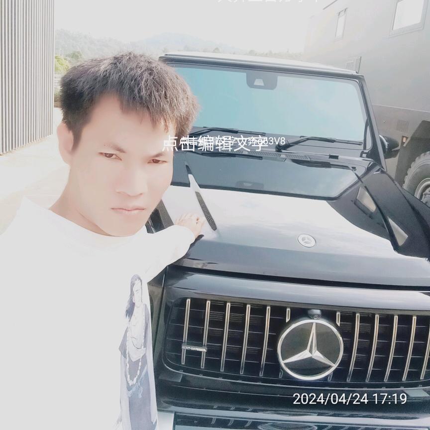 狂风中的少年