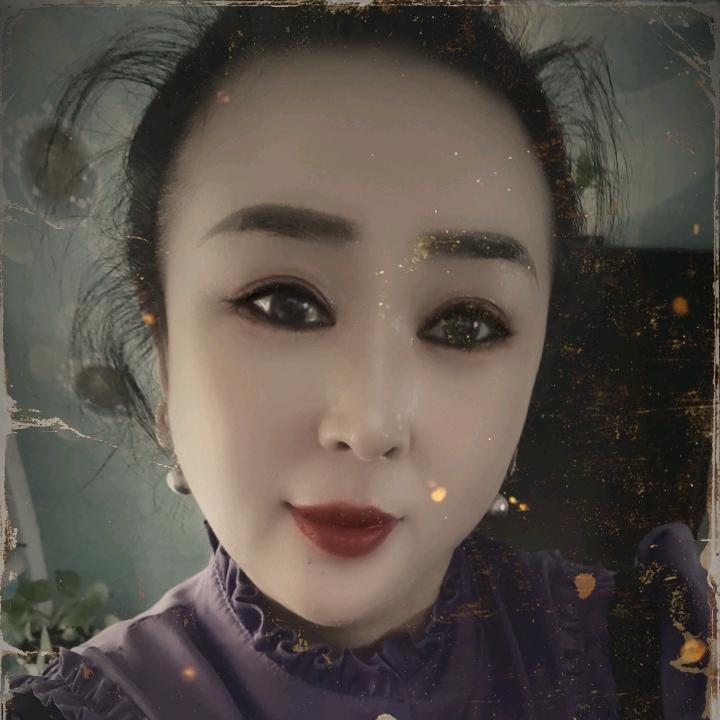 鏡鑫，姐姐