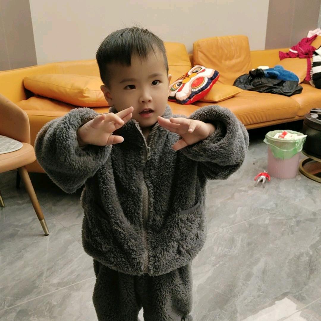 家有两🐷宝