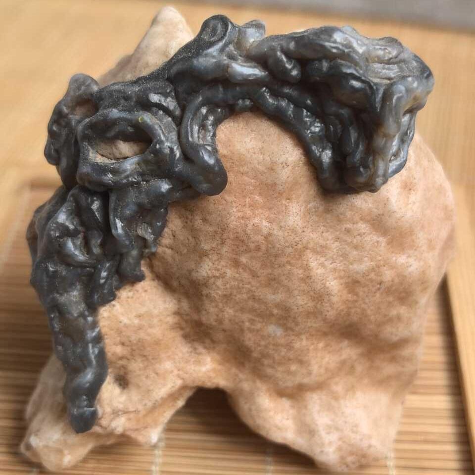 阿拉善左旗巴彦浩特镇聚石庄奇石店