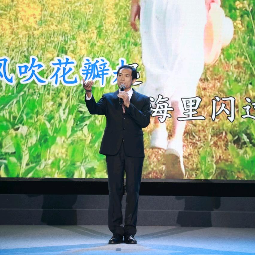 范艺为歌手、音乐人，代表作《花季相思》