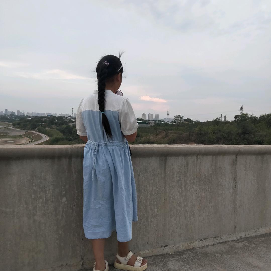 晚风拂过窗
