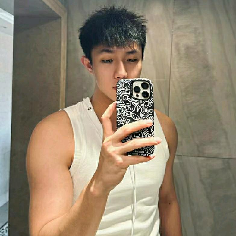 喜欢健身的楠哥🤔