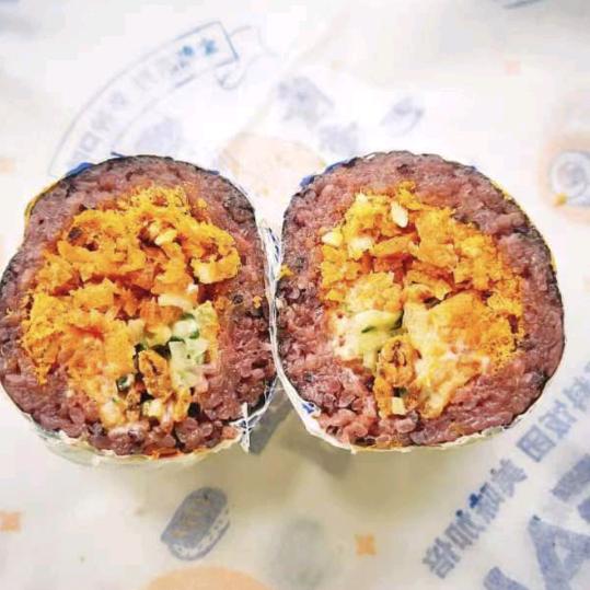 摆个小摊儿（卖饭团）