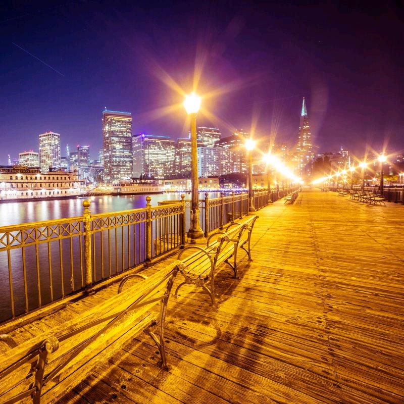 喝着茶叶水，保着瓜子