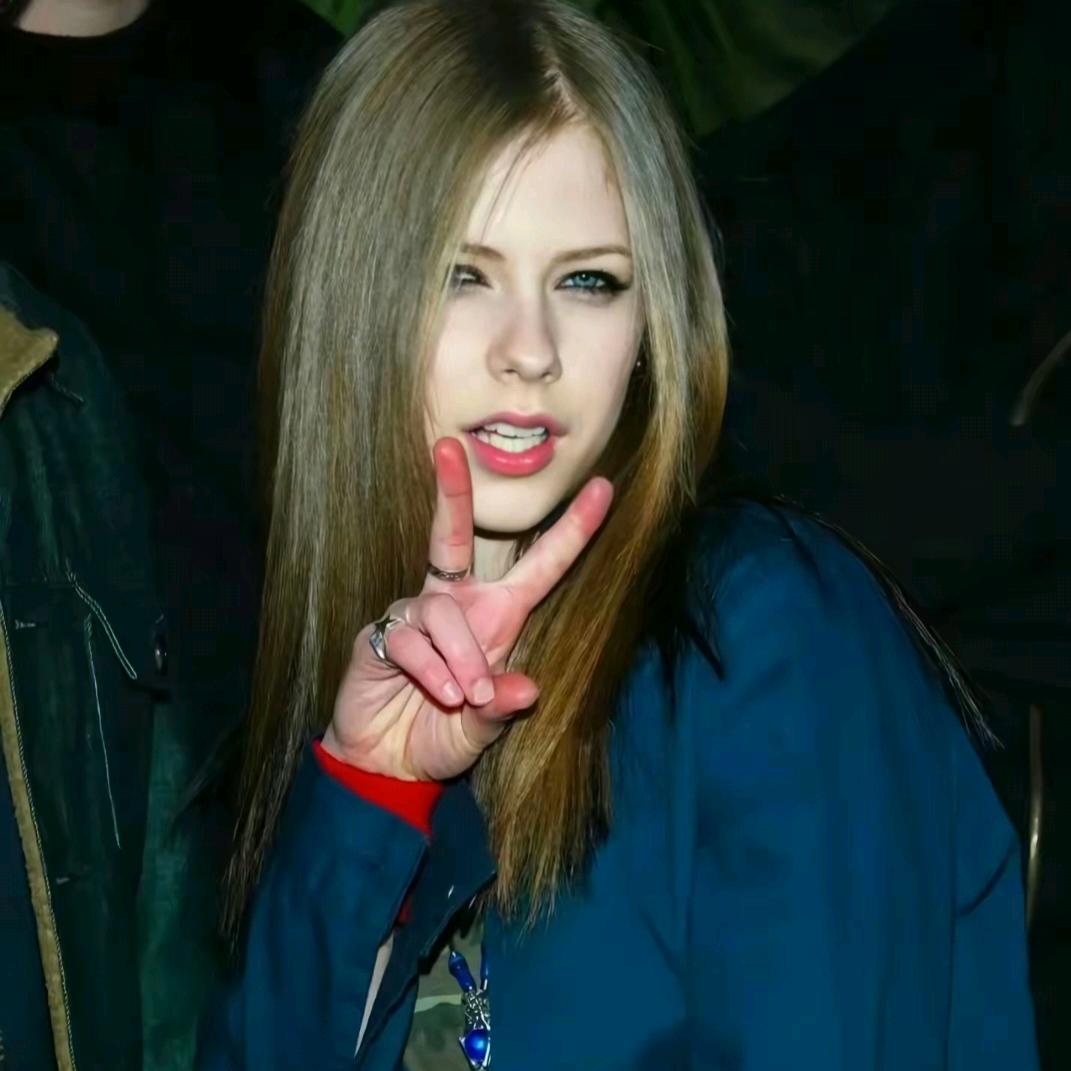 ₍˄·͈༝·͈˄*₎◞