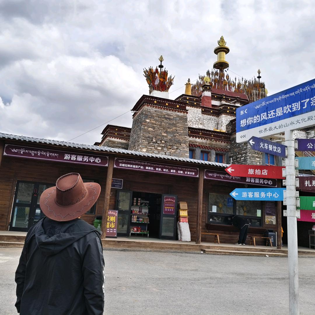 @在路上奔跑的少年