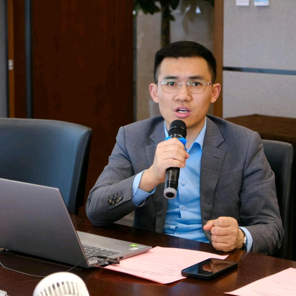 律里律气的何力士