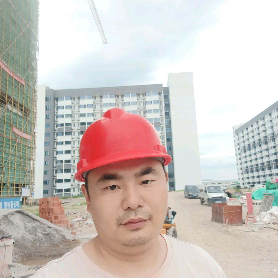 装修团队贴墙地面砖小付