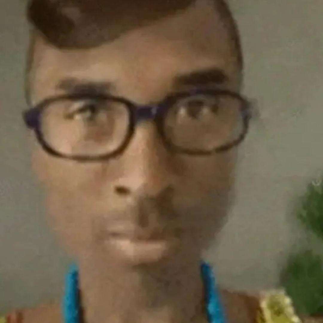 言嵩（招穿孔模特）