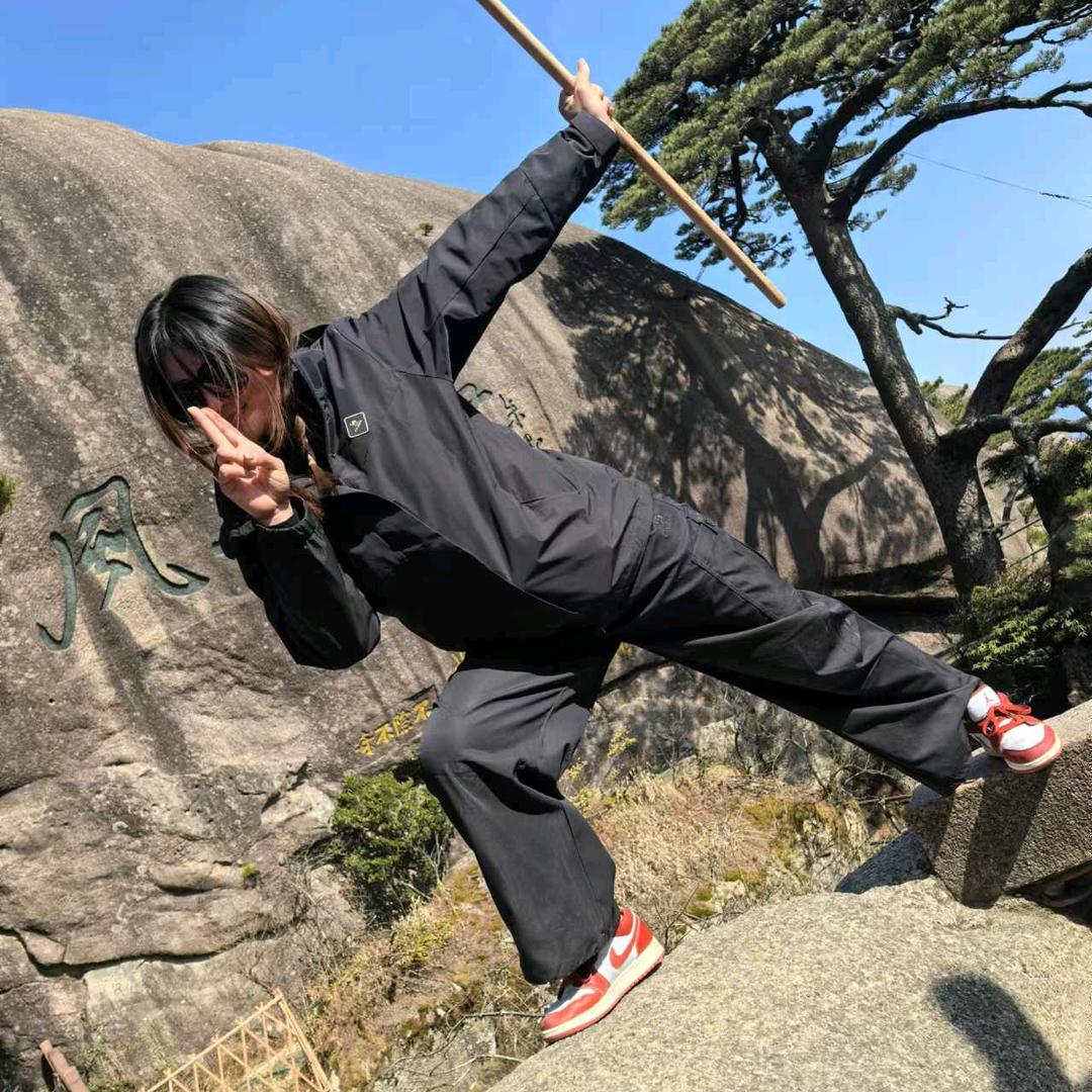 ヤ一个转身，两个世界