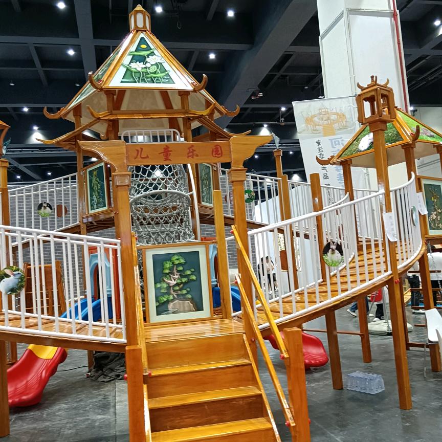 海港户外实木加工厂卖玩具的阿姨