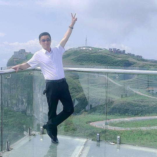 雄鹰飞翔