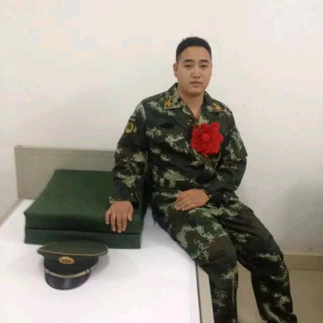 站在山顶的男人