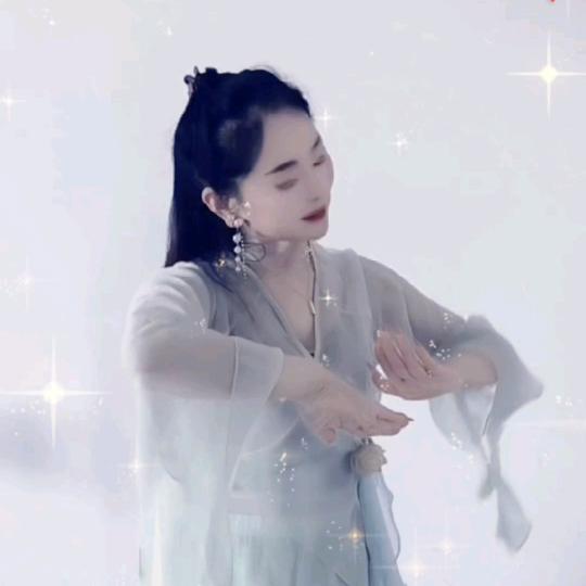 小龙女手舞
