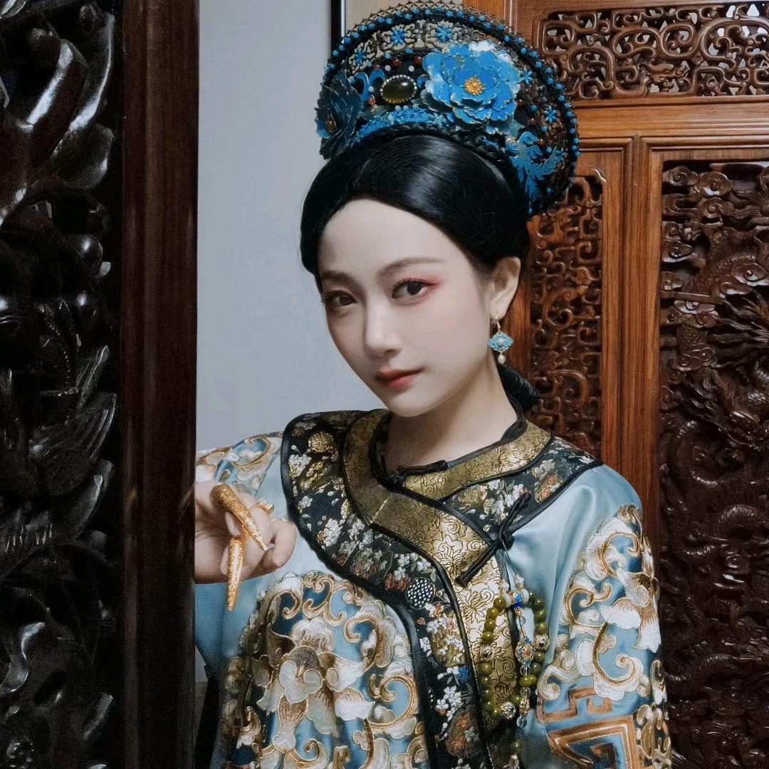 彻穆衮婳祎 ᠠᡳᠰᡳᠨ ᠵᡠᡳ