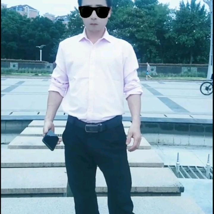 荷花水中开。
