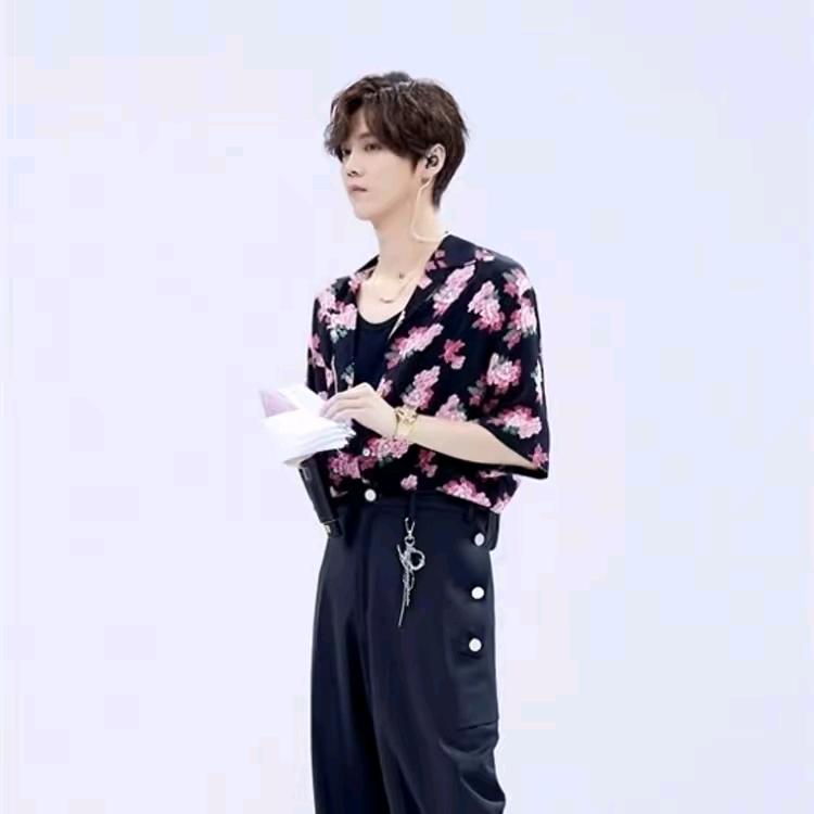 卖高跟鞋的小男孩