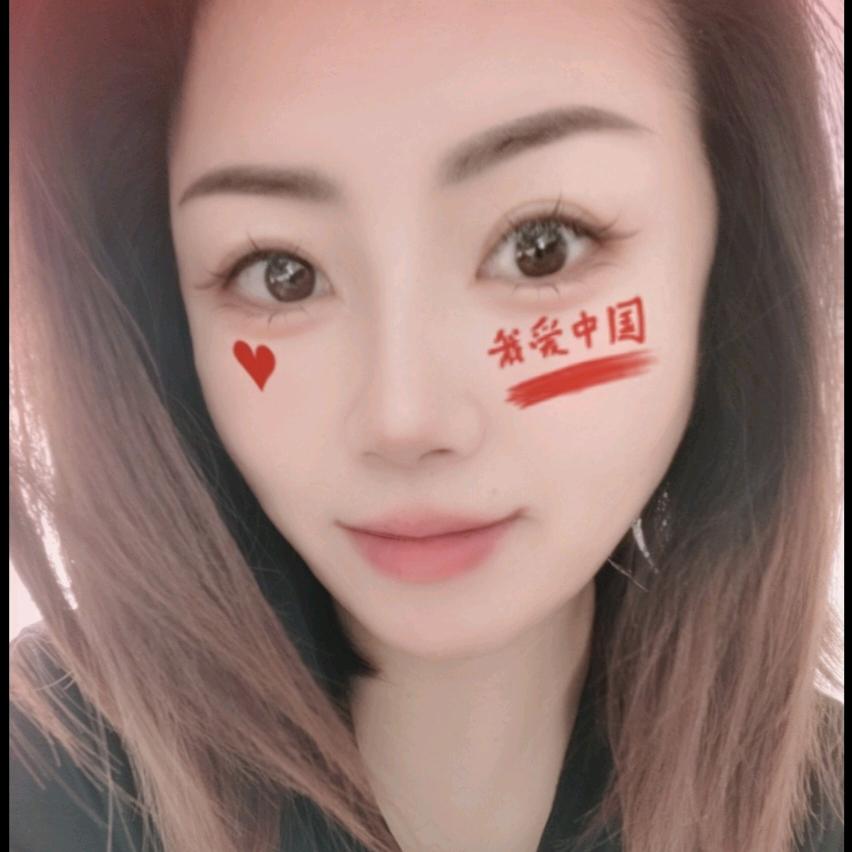 菇凉微笑有酒窝！