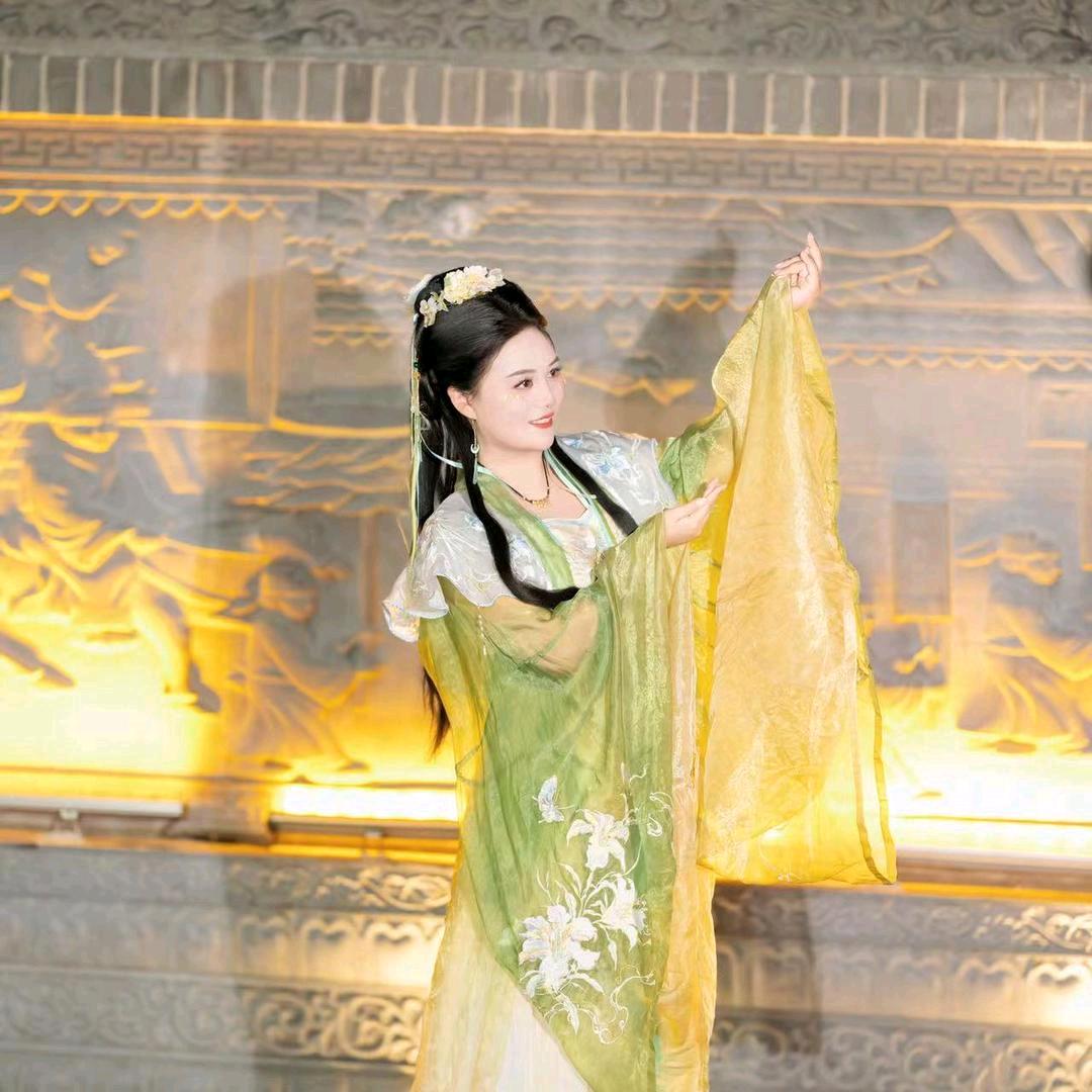 玲儿姐。