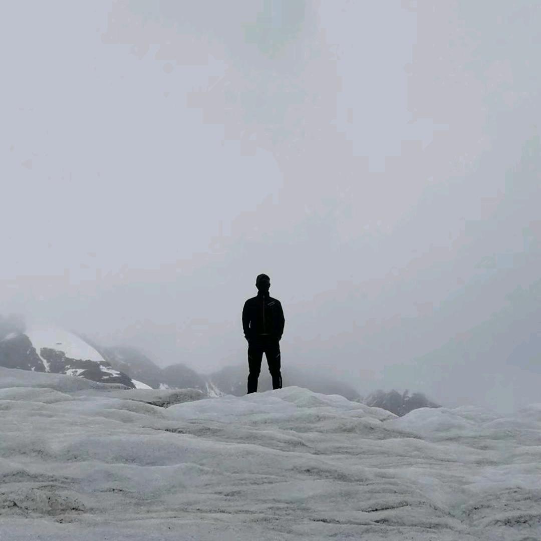 月似镜子天上照
