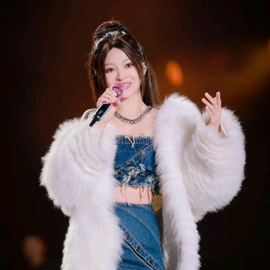 AngelaEzioHe