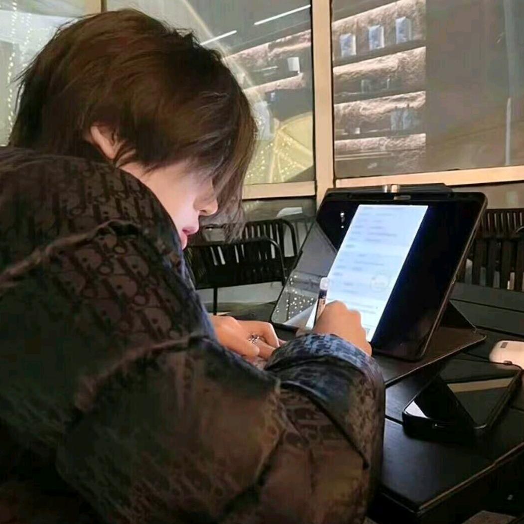 哈喽小老六.