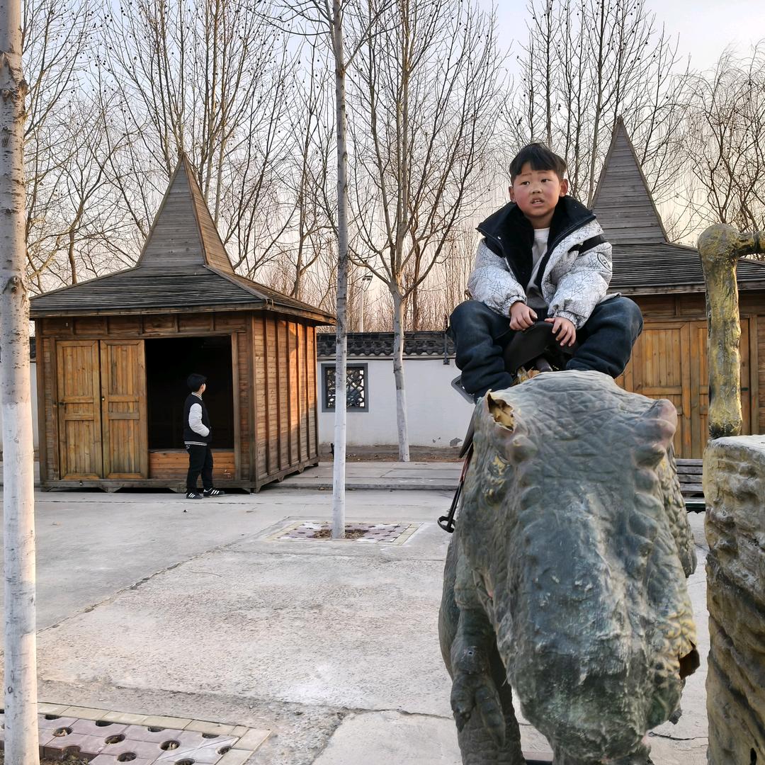 穷居大街无人问，福居森山有远亲