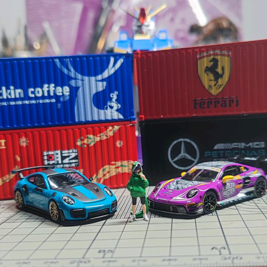 模型旁的小金豆