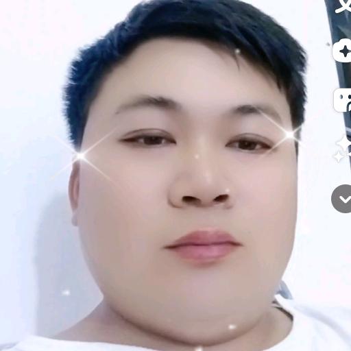 啊伟 └@(･)@┐