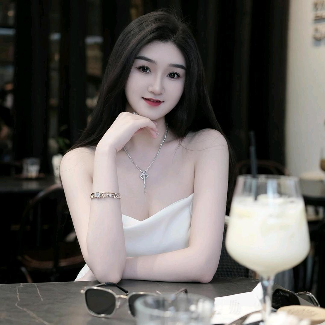 有小虎牙的小柠檬