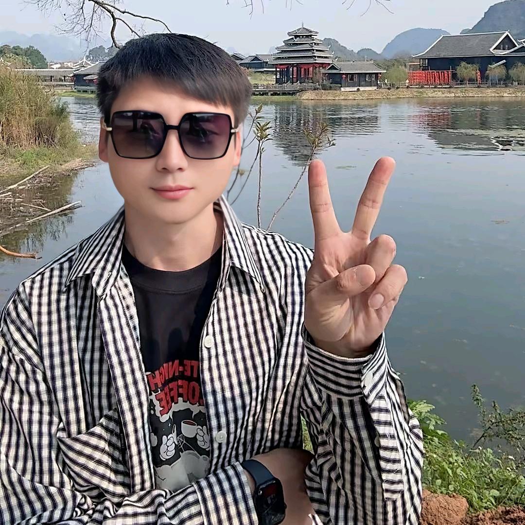 只比小新大两岁