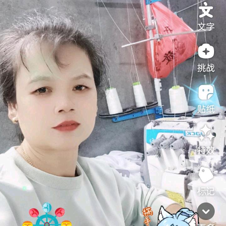 开心快乐的秀大姐