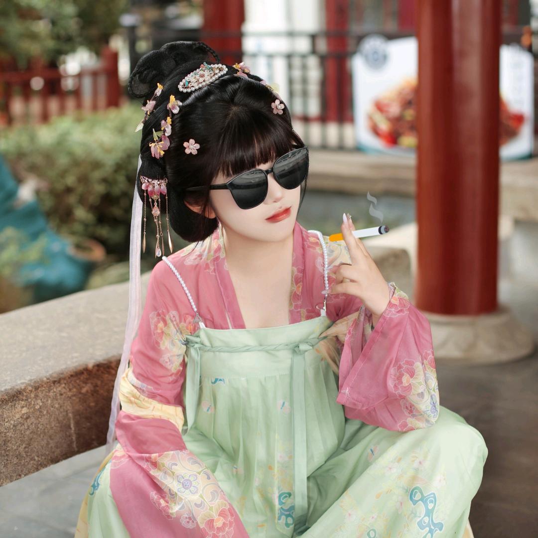 我的女友笑起来有小梨涡很可爱