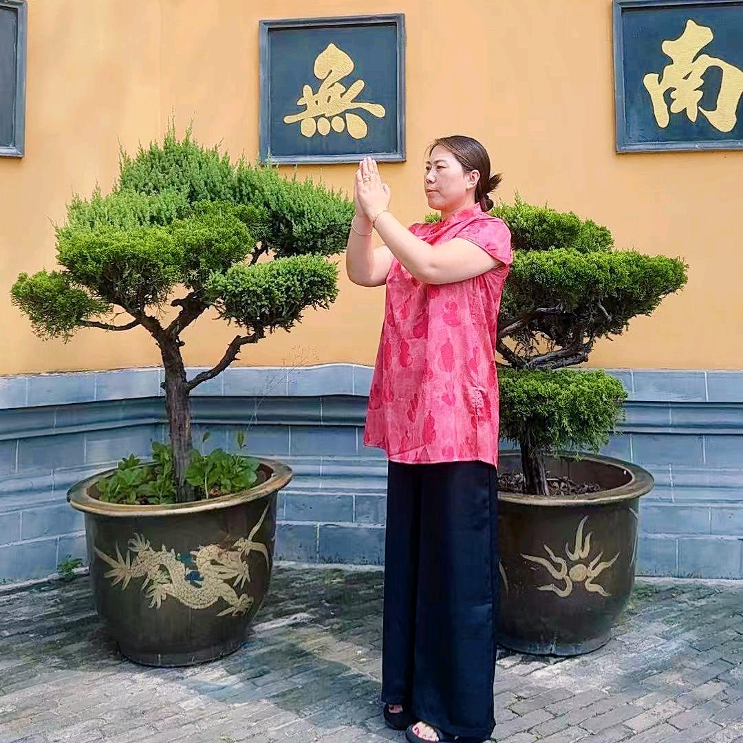 深蓝色