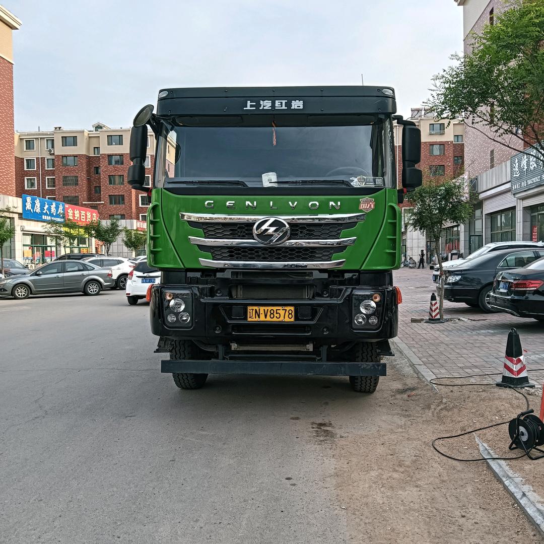 红岩渣土车